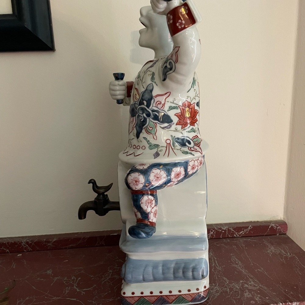 Imari ware Dutch man sitting on a barrel - Picture 5 of 7